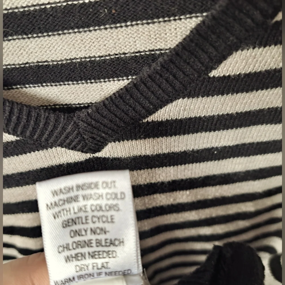 CROFT & BARROW Black Oatmeal Gray Striped V-neck Sweater Sz XL - Picture 3 of 7